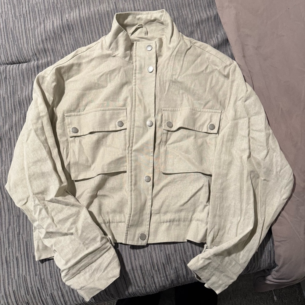 Zara Cream / off white zip up cropped jacket with pockets